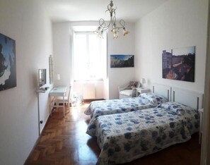 Een bureau, verduisterende gordijnen, gratis wifi, beddengoed