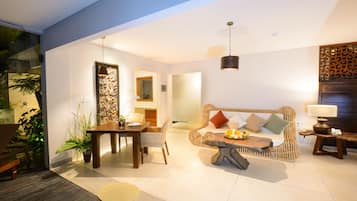 Villa Royal, 1 habitación | Área de sala de estar | Televisión de pantalla plana de 42 pulgadas con canales vía satélite