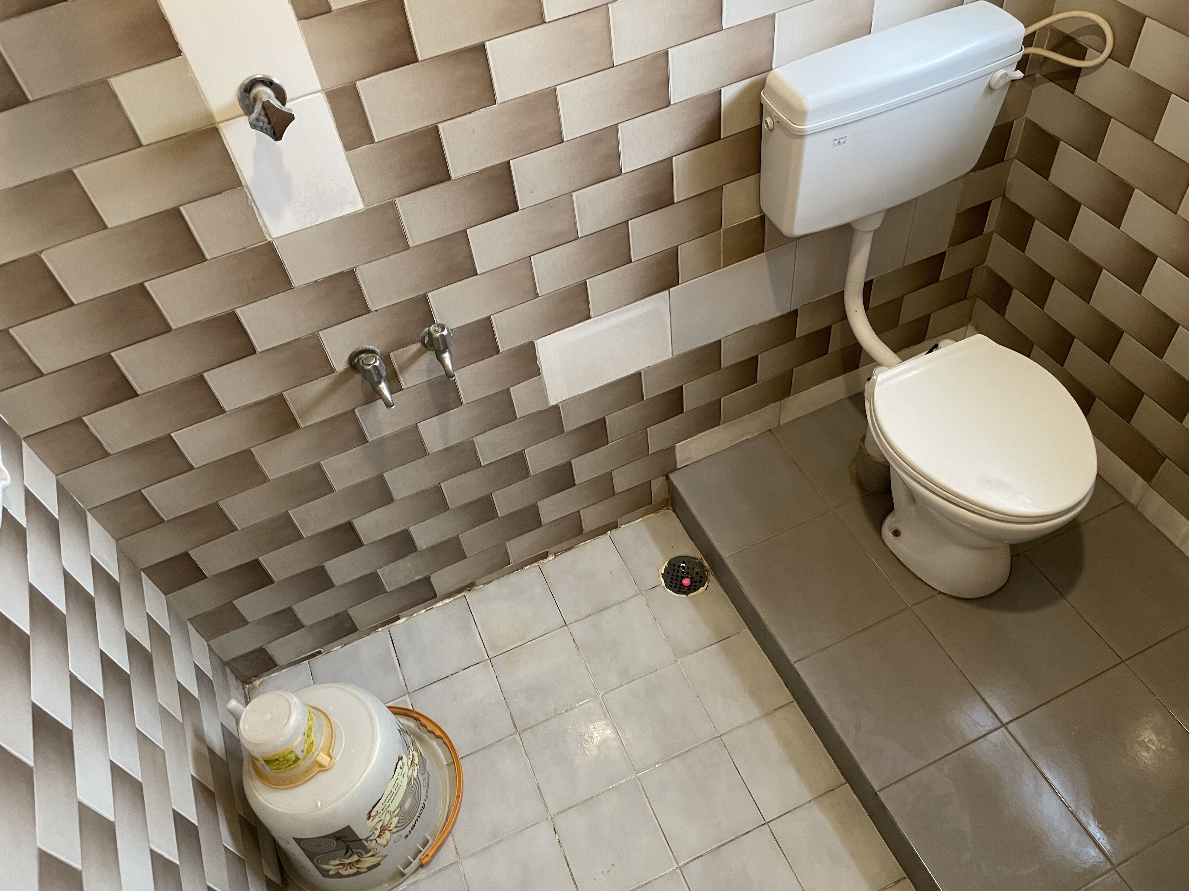 executive room, 1 king bed, non smoking, city view | bathroom | shower, free toiletries, bidet, towels