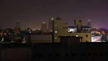 Kamar Eksekutif, 1 Tempat Tidur King, Bebas Asap Rokok, pemandangan kota | Teras/patio