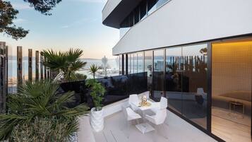 Suíte executiva, 1 cama King, vista parcial para o mar | Vista do quarto