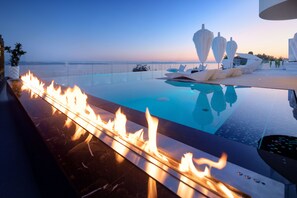 Una piscina al aire libre de temporada, sombrillas