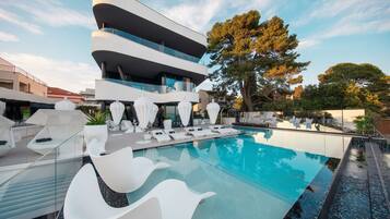 Seasonal outdoor pool, pool umbrellas, sun loungers
