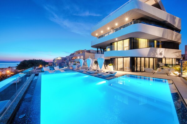 A modern hotel with a rooftop infinity pool, a second-story balcony, and a view of the ocean. - Posh Residence Luxury Suites (Split)