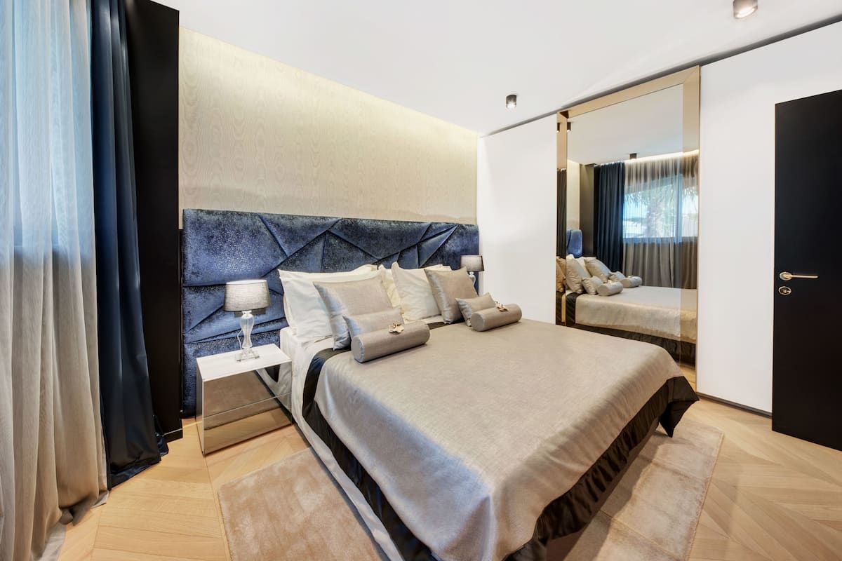Superior suite, gedeeltelijk uitzicht op zee | Luxe beddengoed, donzen dekbedden, een kluis op de kamer