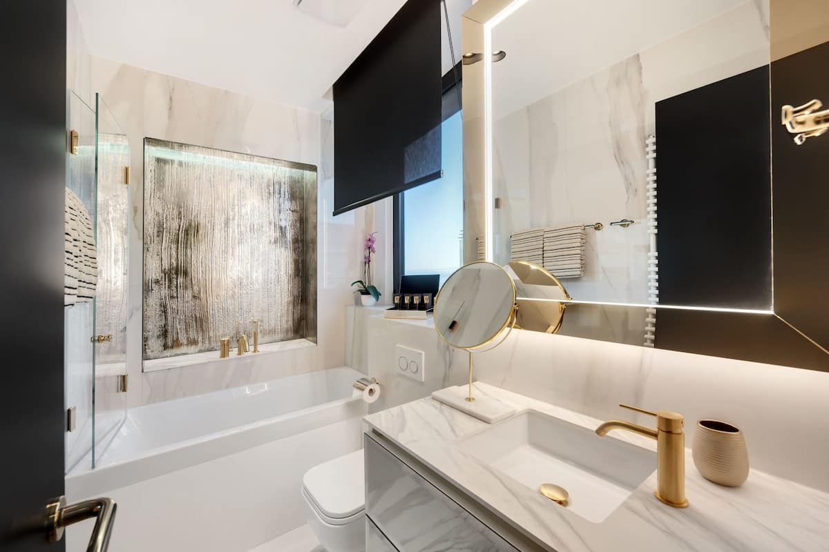 deluxe suite, 2 bedrooms, sea view | bathroom | jetted bath, designer toiletries, hair dryer, bathrobes