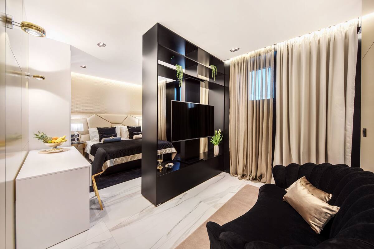 Deluxe studio Suite - No view, 1 King Bed | Premium bedding, down comforters, in-room safe, desk