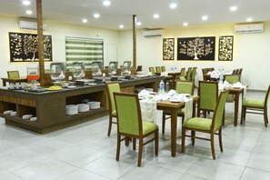 Daily cooked-to-order breakfast for a fee