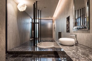 Comfort Double Room | Kemudahan bilik mandi | Tab mandi berpancutan, kelengkapan dandanan diri percuma 