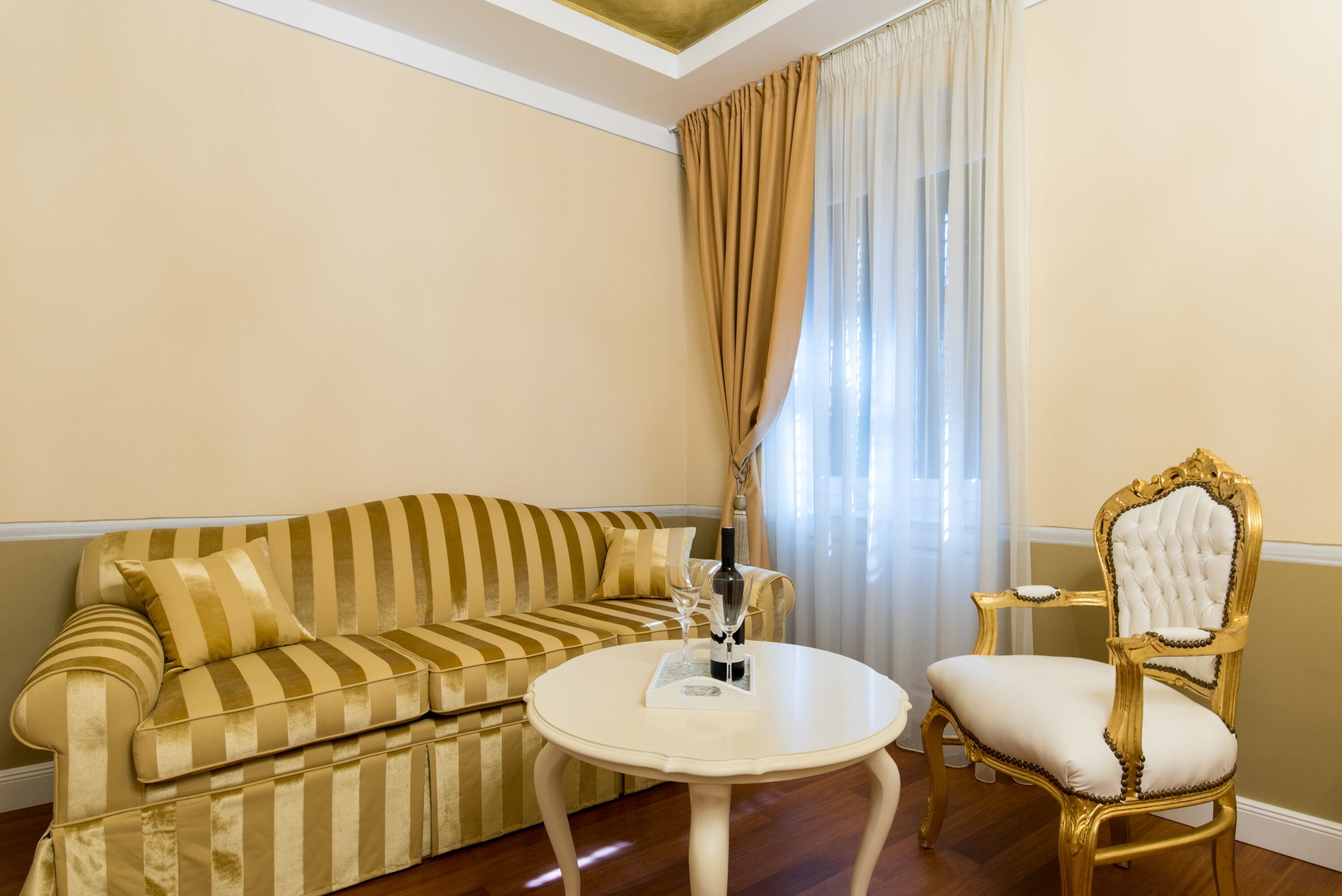 deluxe triple room, street view | 1 bedroom, hypo-allergenic bedding, minibar, in-room safe