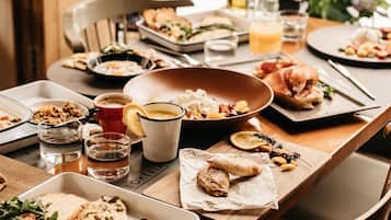 Desayuno continental (EUR 18 por persona)