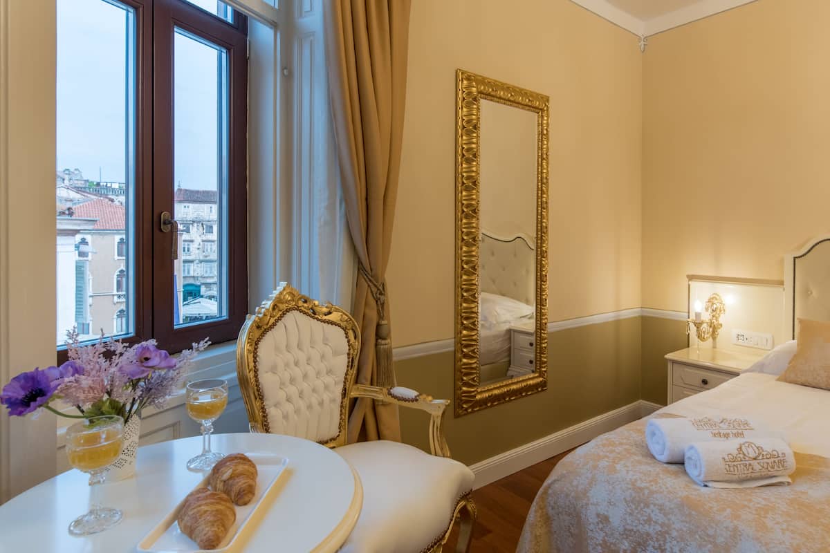 Habitación doble, vista a la ciudad | Ropa de cama hipoalergénica y minibar