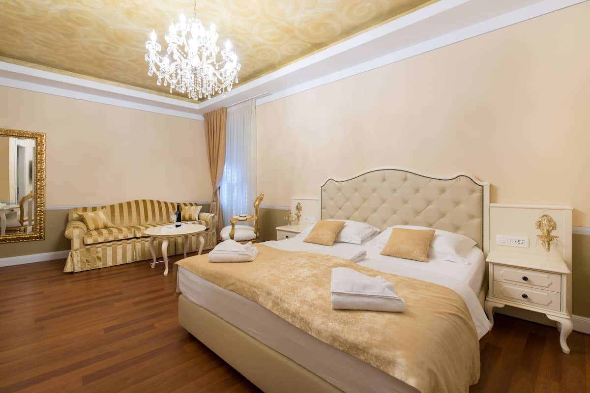 Deluxe Triple Room, Street View | Ropa de cama hipoalergénica y minibar