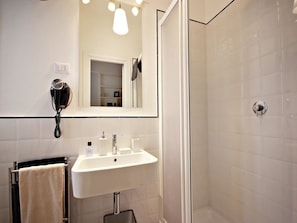 Classic Double Room | Bathroom | Shower, hair dryer, bidet, towels - Vaticanum 67 (Rome)