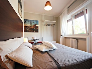 Habitación con 1 cama doble o 2 individuales, balcón | Camas supletorias, wifi gratis, ropa de cama