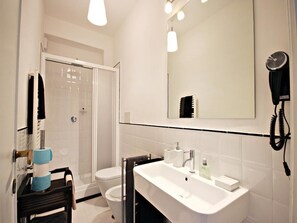 Chambre Double ou avec lits jumeaux, balcon | Salle de bain
