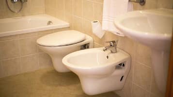 Camera familiare, 1 camera da letto | Bagno | Set di cortesia gratuito, bidet, asciugamani