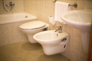 Family Room, 1 Bedroom | Bathroom