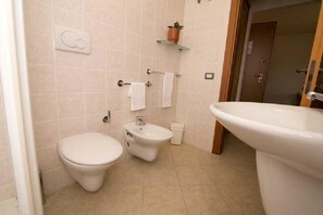 Family Room, 1 Bedroom | Bathroom | Free toiletries, bidet, towels - Catalano Club Beach Resort (Castellaneta)