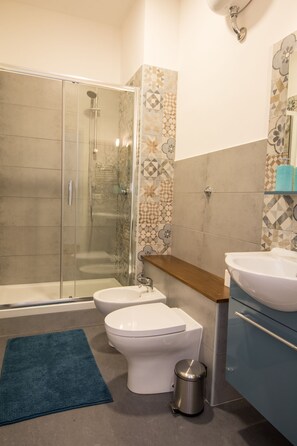 Comfort Triple Room, Ensuite | Bathroom | Shower, free toiletries, towels, shampoo - Seven Rooms Vatican (Rome)