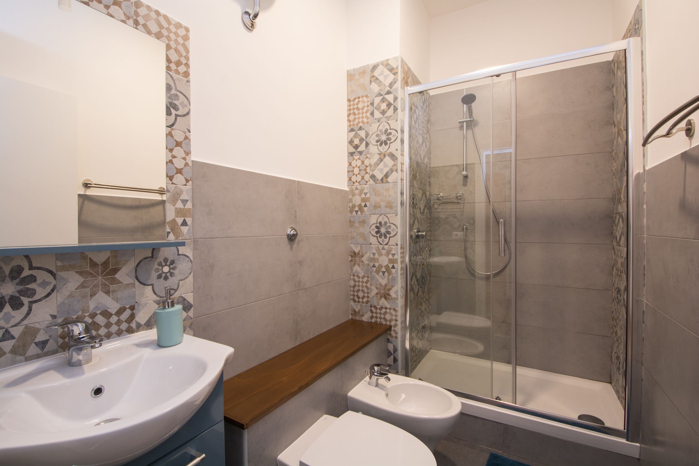 Comfort Triple Room, Ensuite | Bathroom | Shower, free toiletries, towels, shampoo