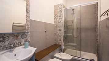 Comfort Triple Room, Ensuite | Bathroom | Shower, free toiletries, towels, shampoo