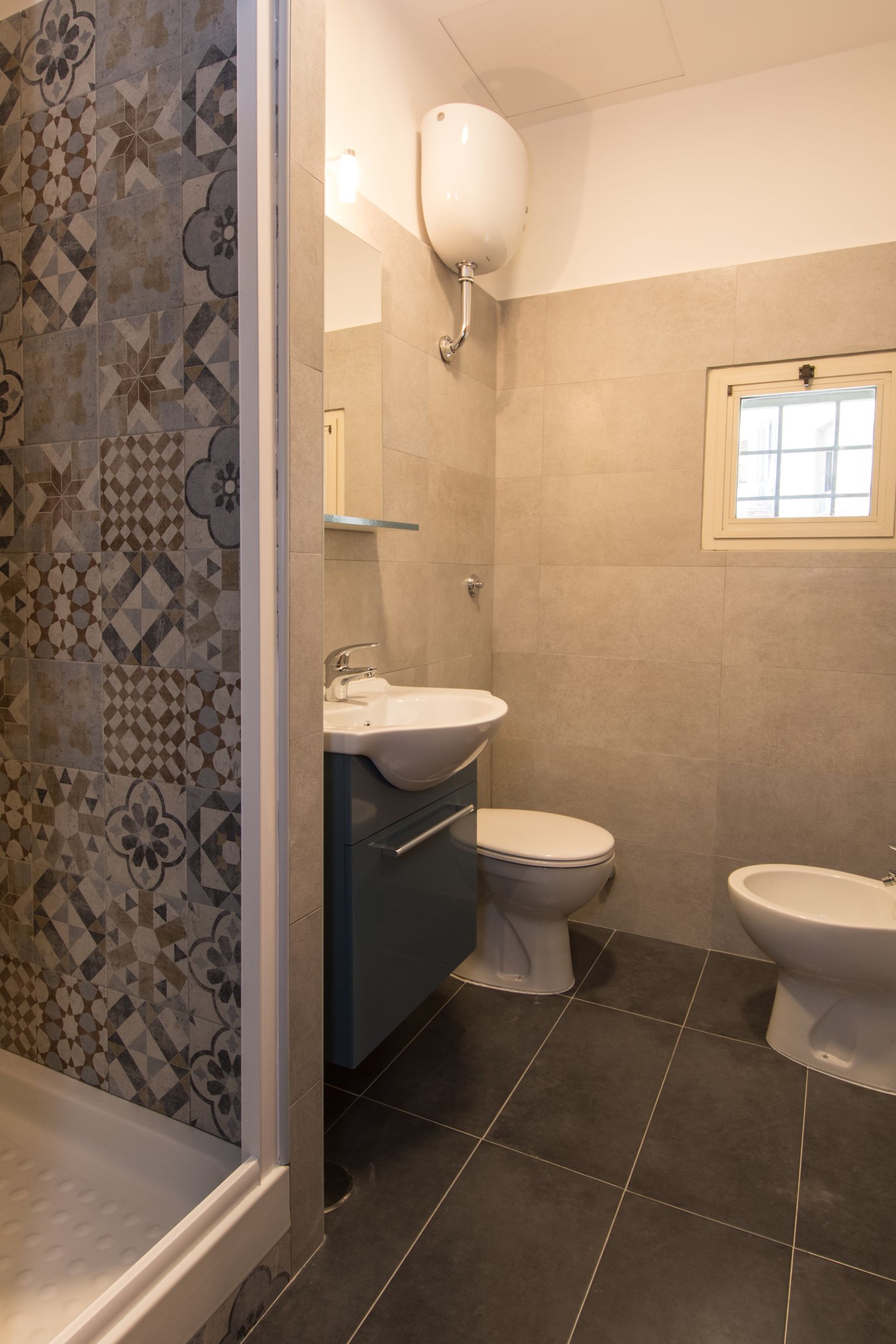 Standard-Doppelzimmer, mit Bad, Blick auf den Innenhof | Badezimmer | Dusche, kostenlose Toilettenartikel, Handtücher, Shampoo