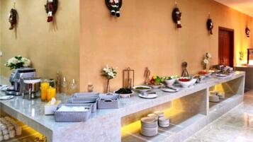 Daily buffet breakfast (CNY 38 per person)
