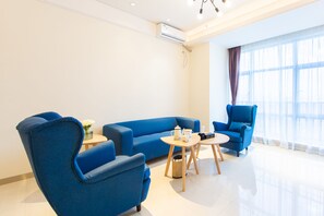 Familie suite | Individueel gedecoreerd, individueel gemeubileerd, een bureau