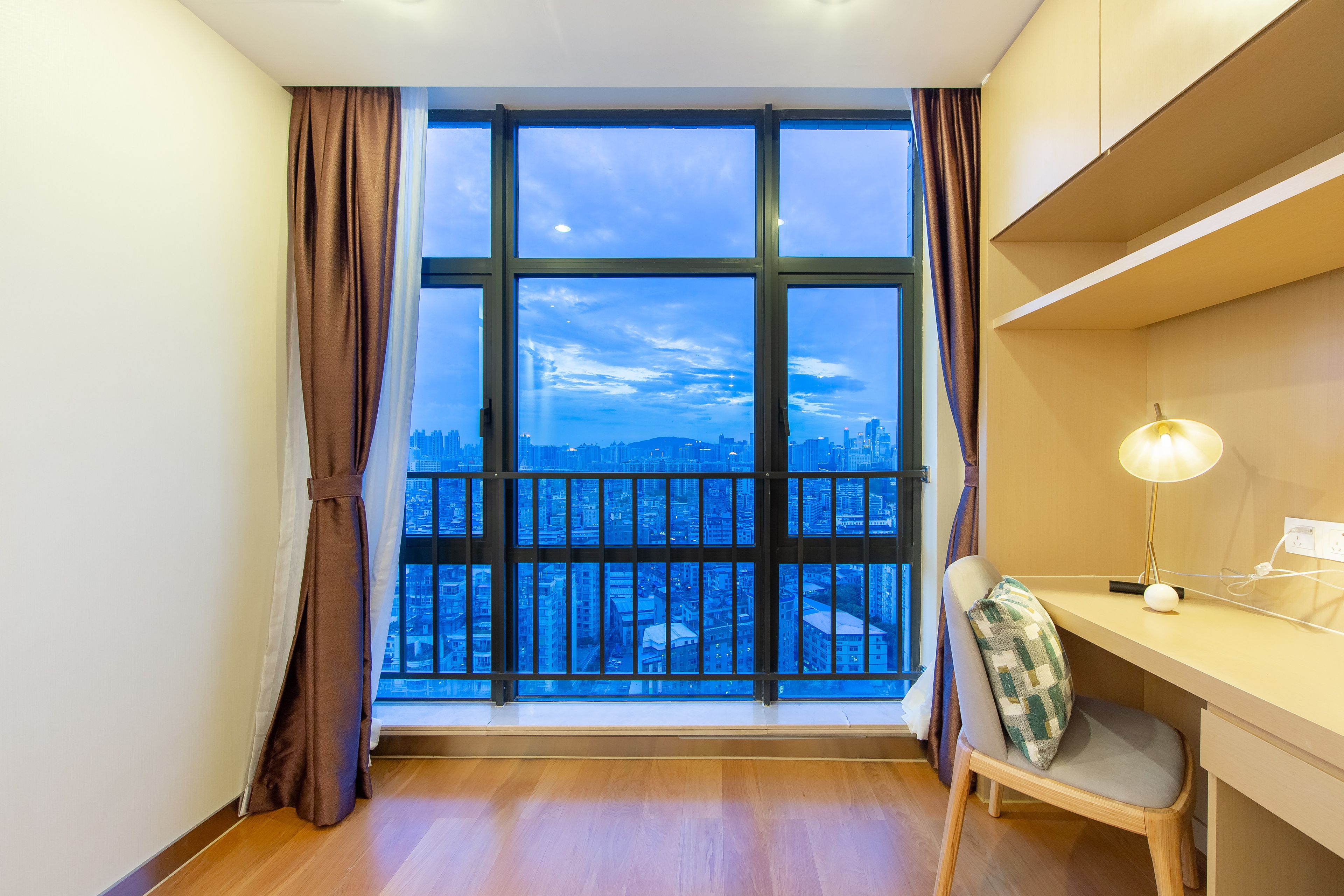 Quarto casal superior | Individualmente decorados, individualmente mobiliados, escrivaninha