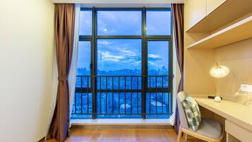 Quarto casal superior | Individualmente decorados, individualmente mobiliados, escrivaninha