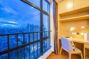 Chambre Deluxe double | Décor unique, ameublement unique, bureau, rideaux d’obscurcissement