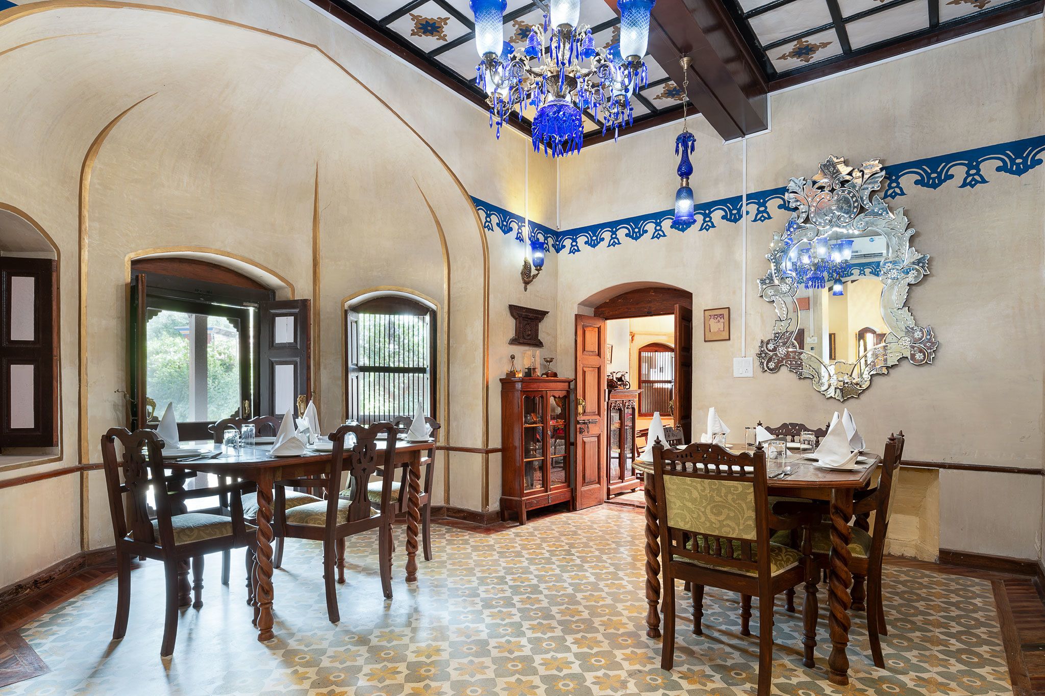 供应早餐、午餐和晚餐，国际美食