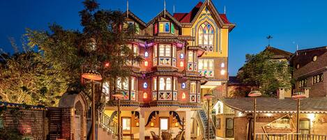 Fachada da propriedade à noite