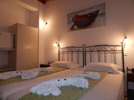 Habitación triple estándar | Minibar, wifi gratis, ropa de cama