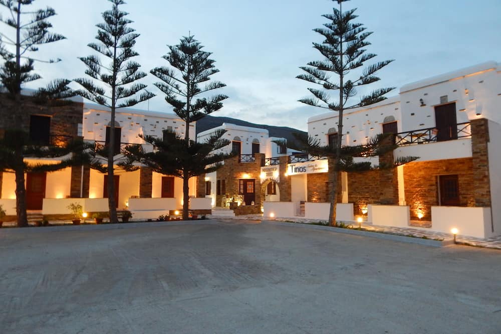 Tinos Suites & Apartments