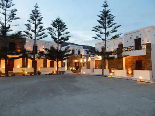 Tinos Suites & Apartments
