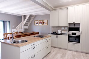 Comfort House, 4 Bedrooms | Private kitchen | Full-size fridge, microwave, oven, stovetop