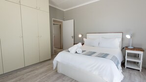Unclassified image, 2 of 14, button - De Nada (Paternoster)