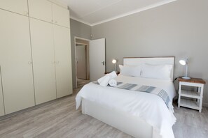 Comfort House, 4 Bedrooms | 4 bedrooms, in-room safe, iron/ironing board, free WiFi