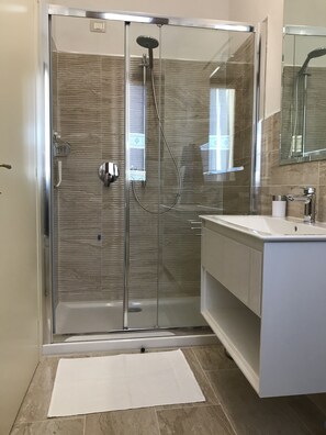 Family Room, Private Bathroom | Bathroom | Shower, free toiletries, hair dryer, bidet - La Ghirlanda B&B (Arezzo)