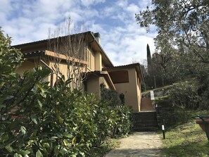 Property entrance - La Ghirlanda B&B (Arezzo)