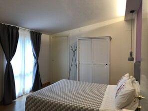 Doppelzimmer, Balkon | Schreibtisch, schallisolierte Zimmer, Zustellbetten, kostenloses WLAN