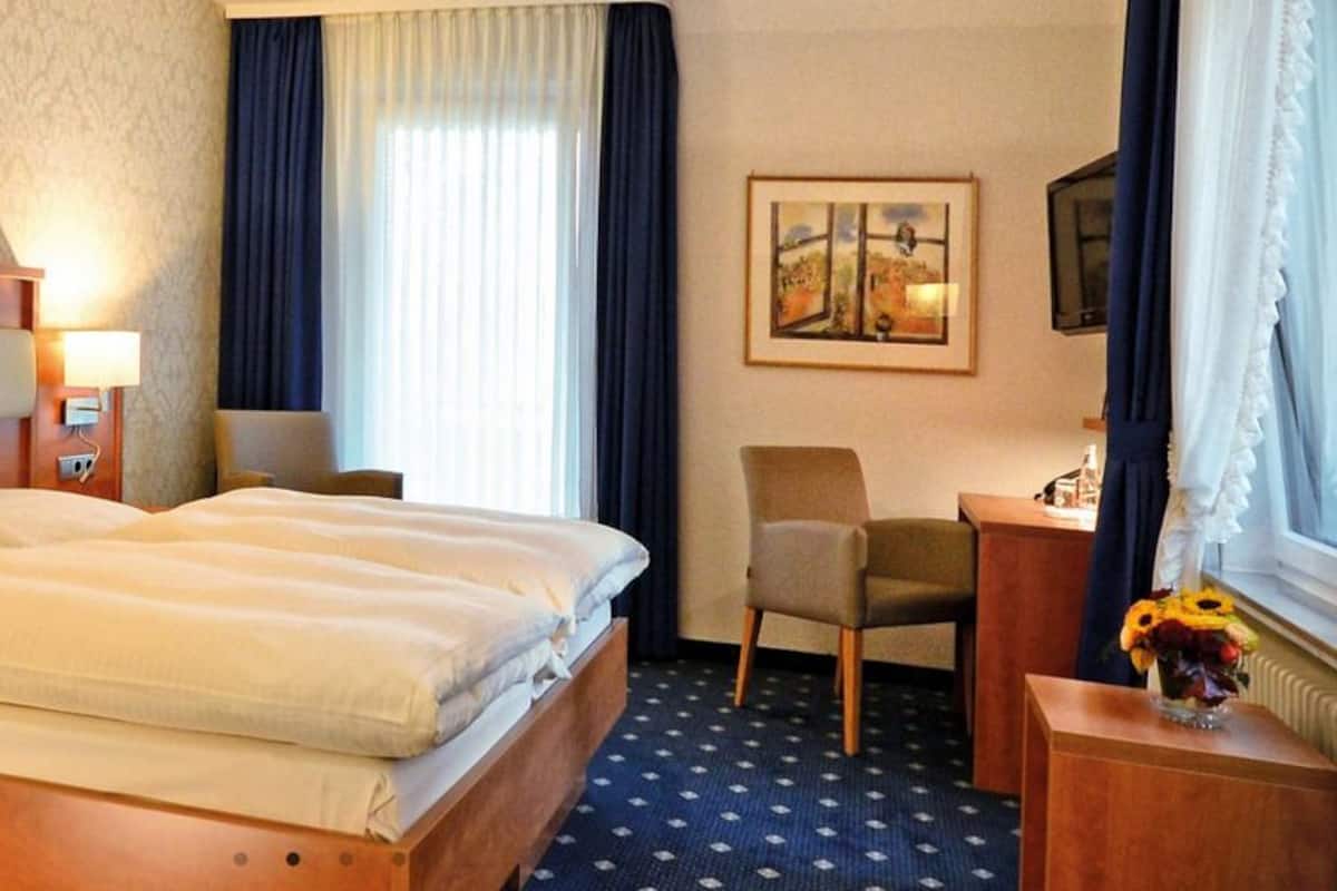 Tweepersoonskamer, voor 1 persoon | Een kluis op de kamer, een bureau, een strijkplank/strijkijzer