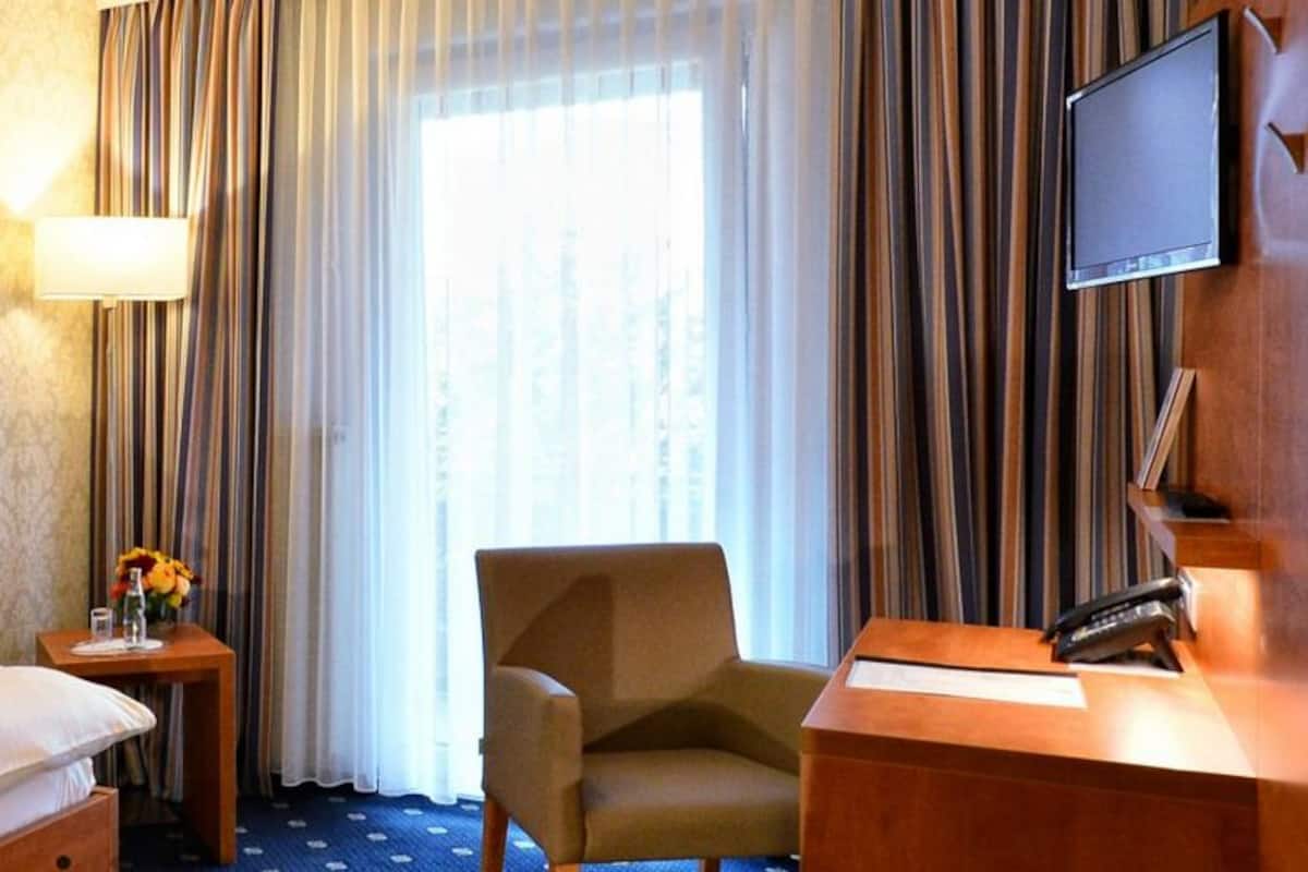 Eenpersoonskamer | Een kluis op de kamer, een bureau, een strijkplank/strijkijzer