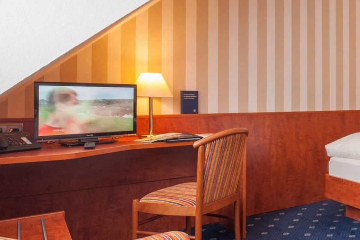 Twin kamer | Een kluis op de kamer, een bureau, een strijkplank/strijkijzer