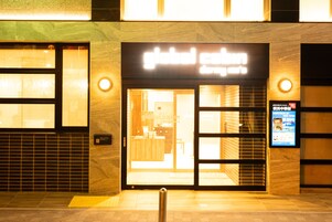 Fachada de la propiedad por la tarde o noche