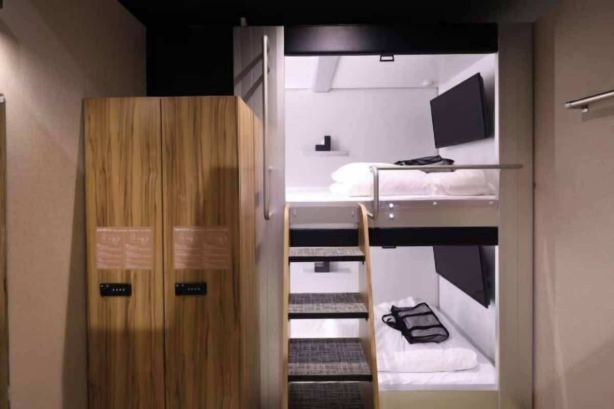 Edredón, caja de seguridad en la habitación y cortinas blackout