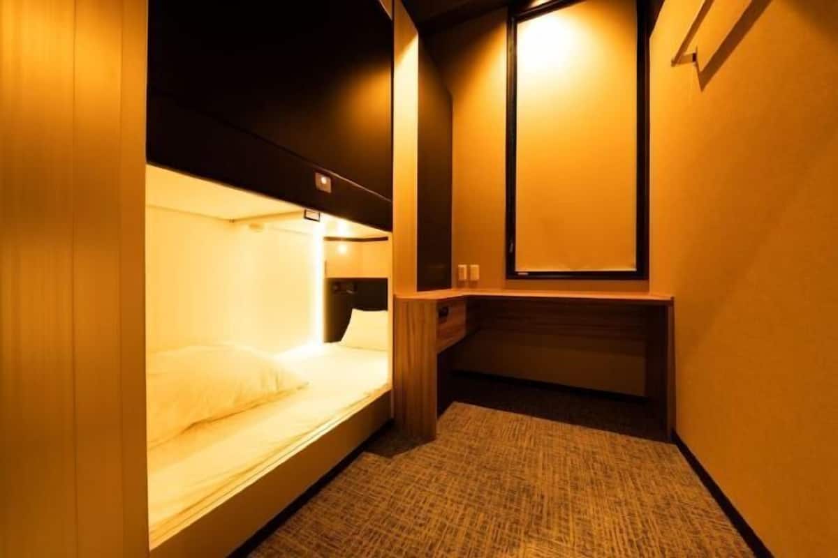 Edredón, caja de seguridad en la habitación y cortinas blackout