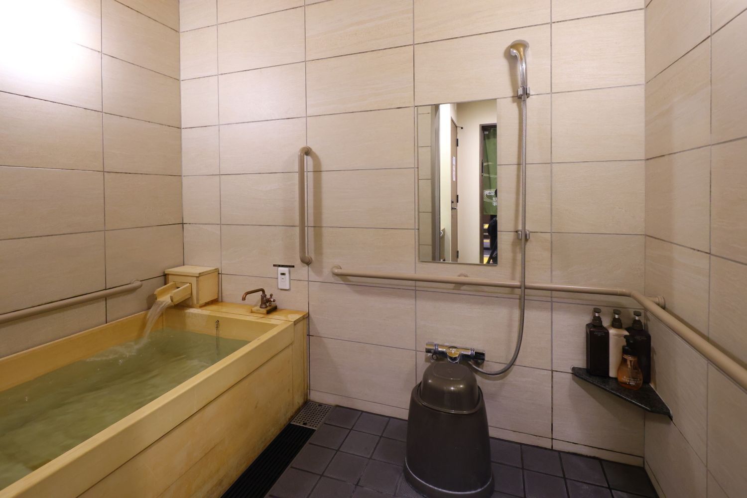 Dusche, kostenlose Toilettenartikel, Hausschuhe, Handtücher